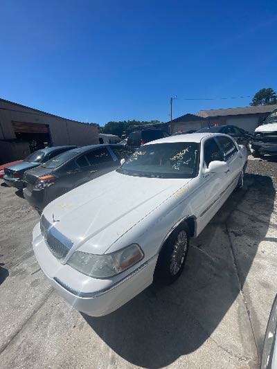 2010 Lincoln Town Car Location - Ford - Row 30 - Stock # H52671