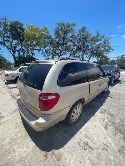 2006 Chrysler Town & Country LWB Location - Chrysler - Row 43 - Stock # H52722