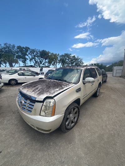 2009 Cadillac Escalade Hybrid Location - Large Trucks & Vans - Row 15 - Stock # H52766
