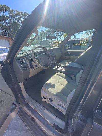 2007 Ford Expedition Location - Large Trucks & Vans - Row 49 - Stock # H52887