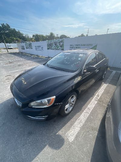 2014 Volvo S60 T5 FWD 4D Sedan 2.5 5cyl. Gasoline Location - Imports - Row 23 - Stock # H52667