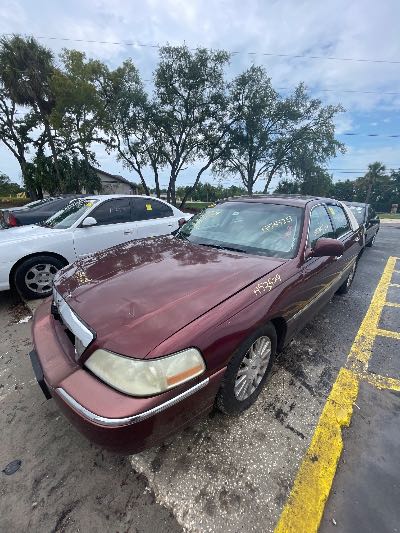 2004 Lincoln Town Car Location - Ford - Row 28 - Stock # H53529