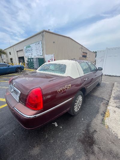 2004 Lincoln Town Car Location - Ford - Row 28 - Stock # H53529