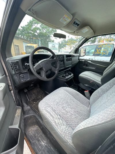 2006 Chevrolet Express Location - Large Trucks & Vans - Row 33 - Stock # H54161