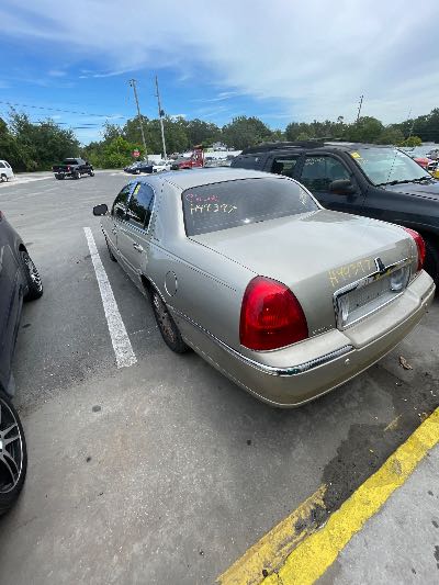 2004 Lincoln Town Car Location - Ford - Row 33 - Stock # H49397