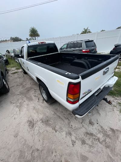 2005 GMC Sierra Location - Large Trucks & Vans - Row 21 - Stock # H49551