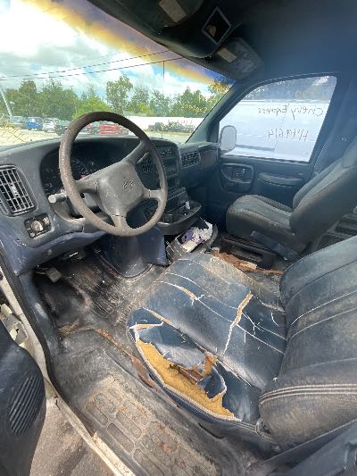 2000 Chevrolet Express Location - Large Trucks & Vans - Row 33 - Stock # H49614