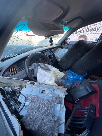 2000 Lincoln Town Car Location - Ford - Row 25 - Stock # H49130