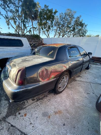 2000 Lincoln Town Car Location - Ford - Row 25 - Stock # H49130