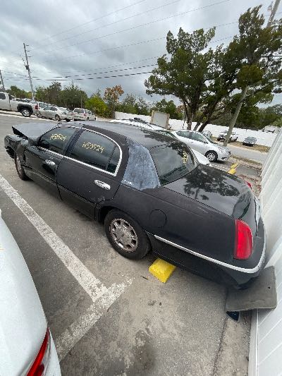 2000 Lincoln Town Car Location - Ford - Row 31 - Stock # H50524