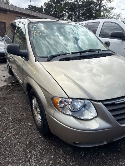 2006 Chrysler Town & Country Location - Chrysler - Row 42 - Stock # H46968