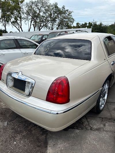 2000 Lincoln Town Car Location - Ford - Row 29 - Stock # H48727