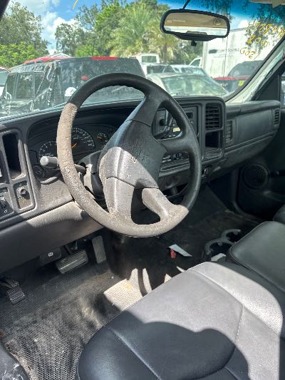 2005 Chevrolet Silverado 1500 Location - Large Trucks & Vans - Row 29 - Stock # H48584