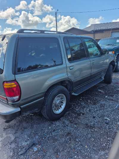 2000 Mercury Mountaineer Location - Ford - Row 30 - Stock # H49057