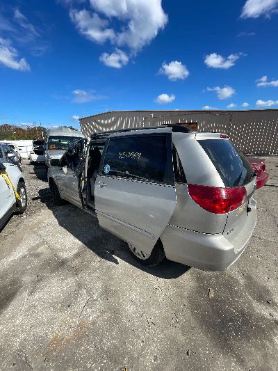 2006 Toyota Sienna Location - Imports - Row 20 - Stock # H50669