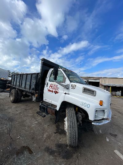 2005 GMC C6C042 Location - Large Trucks & Vans - Row 28 - Stock # H50642