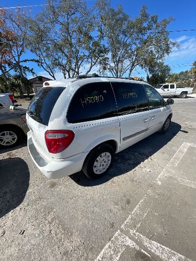 2005 Chrysler Town & Country Location - Chrysler - Row 42 - Stock # H50910