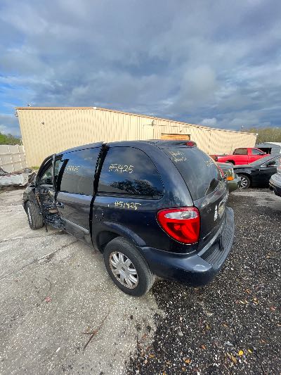 2006 Chrysler Town & Country Location - Chrysler - Row 39 - Stock # H51425