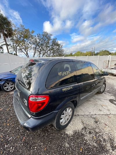 2006 Chrysler Town & Country Location - Chrysler - Row 39 - Stock # H51425