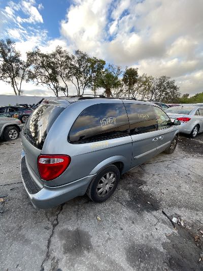2006 Chrysler Town & Country Location - Chrysler - Row 39 - Stock # H51459