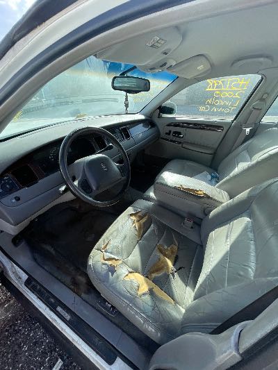 2000 Lincoln Town Car Location - Ford - Row 32 - Stock # H51798