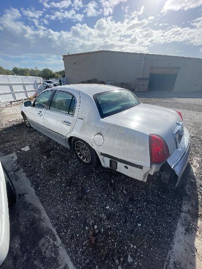 2000 Lincoln Town Car Location - Ford - Row 32 - Stock # H51798