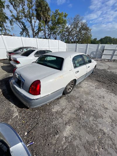 2000 Lincoln Town Car Location - Ford - Row 32 - Stock # H51798