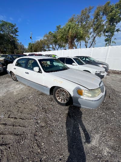 2000 Lincoln Town Car Location - Ford - Row 32 - Stock # H51798