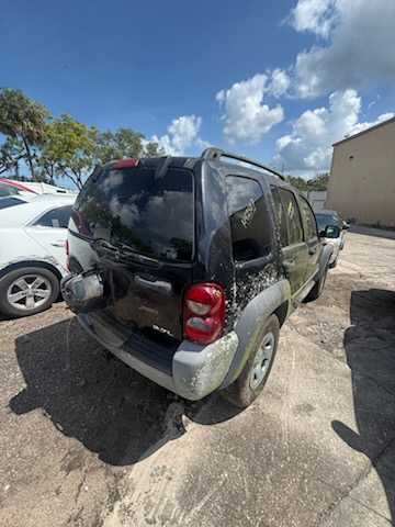 2005 Jeep Liberty Location - Chrysler - Row 43 - Stock # H52507