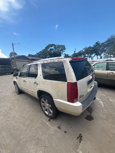 2009 Cadillac Escalade Hybrid Location - Large Trucks & Vans - Row 15 - Stock # H52766