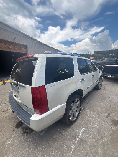 2009 Cadillac Escalade Hybrid Location - Large Trucks & Vans - Row 15 - Stock # H52766