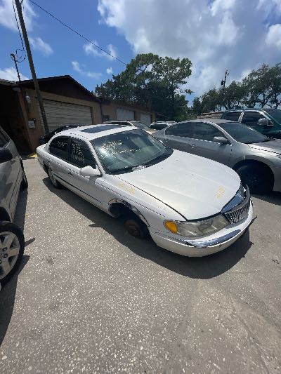1998 Lincoln Continental Location - Ford - Row 33 - Stock # H52916