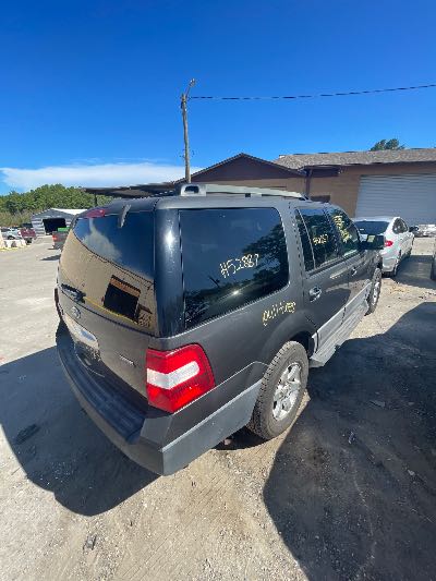 2007 Ford Expedition Location - Large Trucks & Vans - Row 49 - Stock # H52887