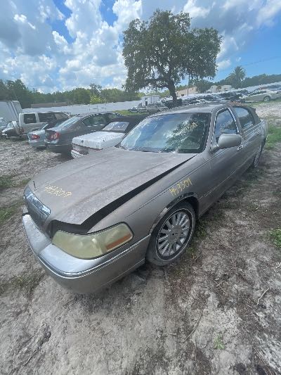 2003 Lincoln Town Car Location - Ford - Row 32 - Stock # H53309