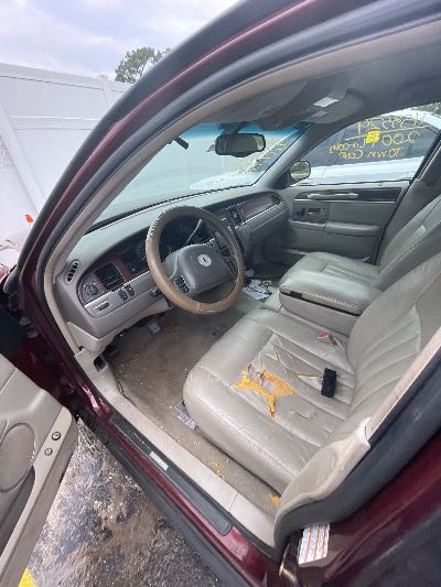 2004 Lincoln Town Car Location - Ford - Row 28 - Stock # H53529