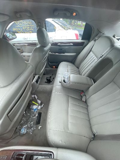 2004 Lincoln Town Car Location - Ford - Row 28 - Stock # H53529