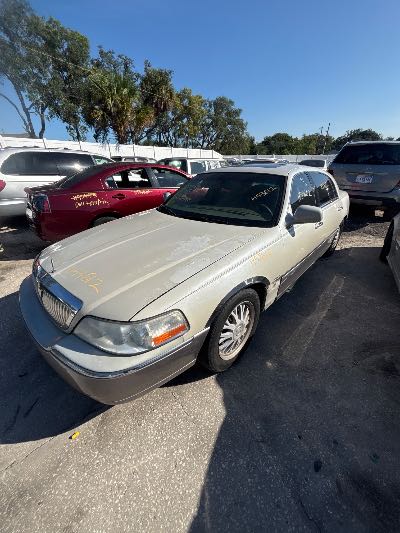 2004 Lincoln Town Car Location - Ford - Row 28 - Stock # H53612