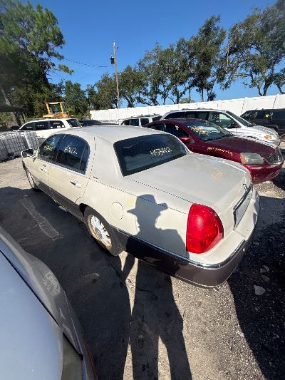 2004 Lincoln Town Car Location - Ford - Row 28 - Stock # H53612