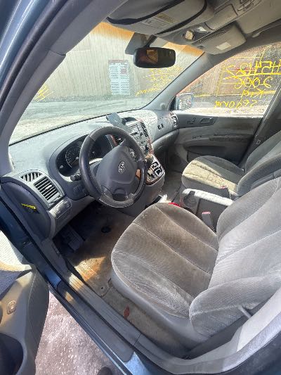 2006 Kia Sedona Location - Imports - Row 3 - Stock # H54127