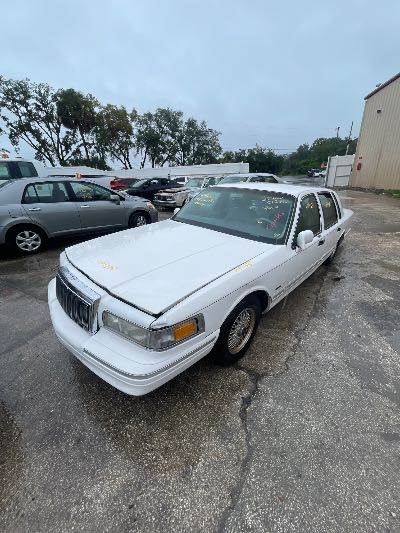 1995 Lincoln Town Car Location - Ford - Row 25 - Stock # H54335