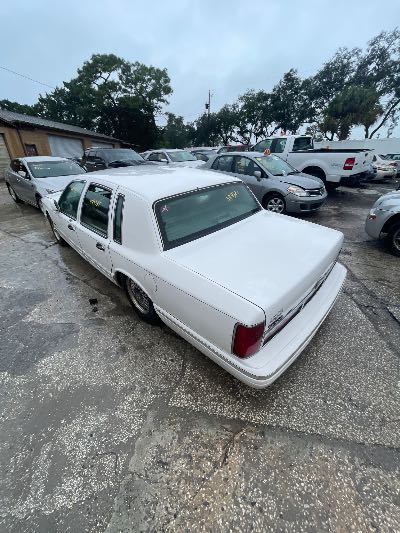 1995 Lincoln Town Car Location - Ford - Row 25 - Stock # H54335