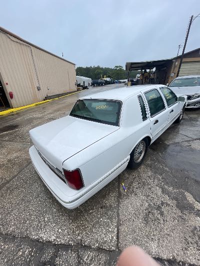 1995 Lincoln Town Car Location - Ford - Row 25 - Stock # H54335