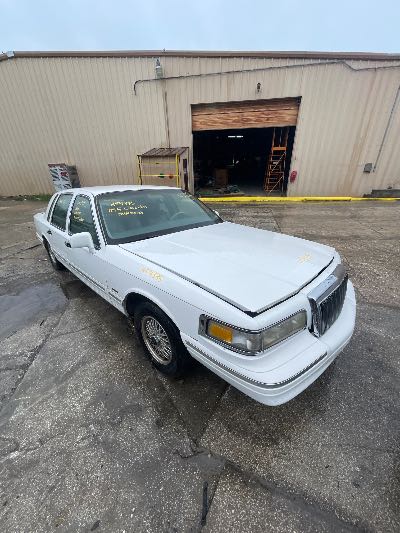 1995 Lincoln Town Car Location - Ford - Row 25 - Stock # H54335